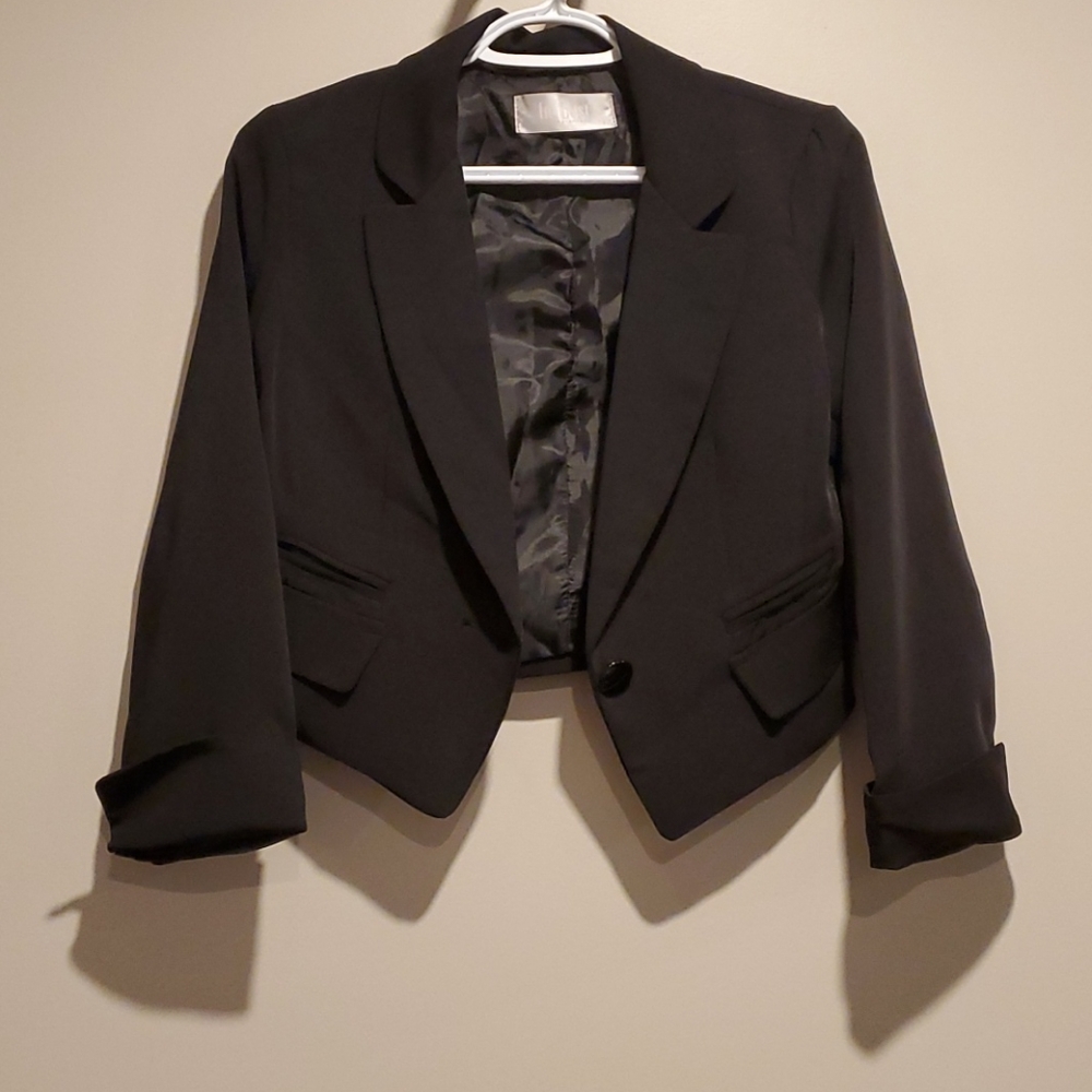 💥MOVING SALE💥 EVERYTHING MUST GO ❤️‍🔥 ACCEPTING MOST OFFERS! ✨️ BUCrop Blazer